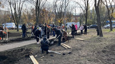 У Києві висадили сакури на підтримку жінок, які постраждали від насильства У Києві висадили сакури на підтримку жінок, які постраждали від насильства