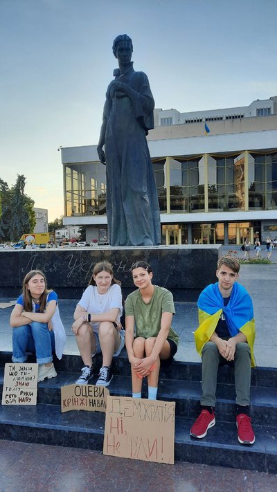 Втретє у Луцьку люди зібралися на акцію проти закону, який нівелює незалежність НАБУ і САП Втретє у Луцьку люди зібралися на акцію проти закону, який нівелює незалежність НАБУ і САП