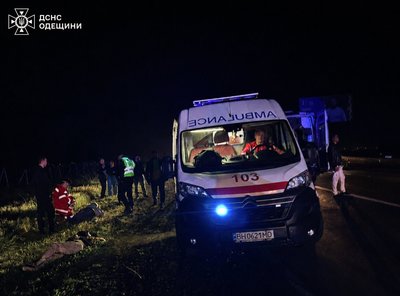 На Одещині сталася ДТП за участі трьох авто: одна людина загинула, п’ятеро травмовані На Одещині сталася ДТП за участі трьох авто: одна людина загинула, п’ятеро травмовані