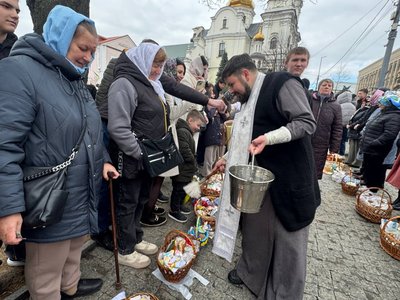 Освячення великодніх кошиків у Свято-Преображенському кафедральному соборі у Вінниці Освячення великодніх кошиків у Свято-Преображенському кафедральному соборі у Вінниці
