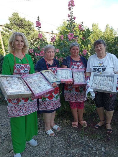"Ми робимо з душею": волонтерки з Одещини спекли понад 250 пасок для поранених військових