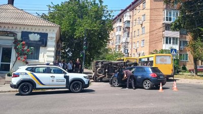 На перехресті у Кропивницькому внаслідок аварії перекинувся фургон: що відомо На перехресті у Кропивницькому внаслідок аварії перекинувся фургон: що відомо