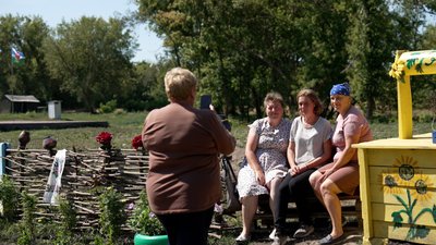 На Чернігівщині жителі села оздобили хати хустками та рушниками своїх прабабусь На Чернігівщині жителі села оздобили хати хустками та рушниками своїх прабабусь