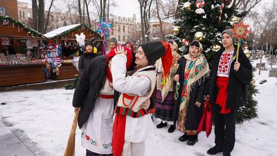 "Важливо підтримувати дух наших людей": у центрі Кропивницького меланкували та щедрували "Важливо підтримувати дух наших людей": у центрі Кропивницького меланкували та щедрували