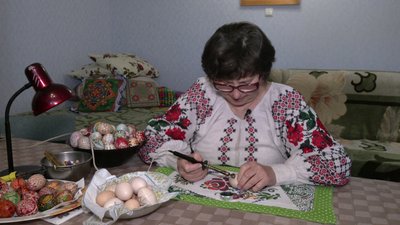 "Коли ти малюєш писанку — ти забуваєш про все": історія родини писанкарок з Рівненщини "Коли ти малюєш писанку — ти забуваєш про все": історія родини писанкарок з Рівненщини