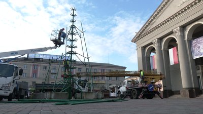 На Театральній площі у Рівному розпочали встановлювати 18-метрової ялинки На Театральній площі у Рівному розпочали встановлювати 18-метрової ялинки