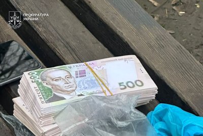 Жителю Кривого Рогу, який вимагав у знайомого 300 тис. грн за нерозголошення інформації, повідомили про підозру Жителю Кривого Рогу, який вимагав у знайомого 300 тис. грн за нерозголошення інформації, повідомили про підозру