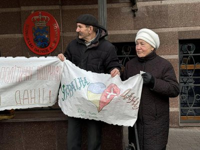 Український дисидент Микола Матусевич організував акцію подяки біля посольства Данії Український дисидент Микола Матусевич організував акцію подяки біля посольства Данії
