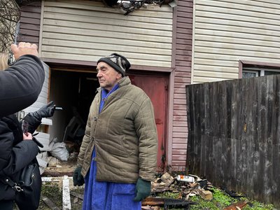 Вулиця усіяна уламками, людям дахи позносило. У Києві уламки ракети влучили в приватні будинки Вулиця усіяна уламками, людям дахи позносило. У Києві уламки ракети влучили в приватні будинки