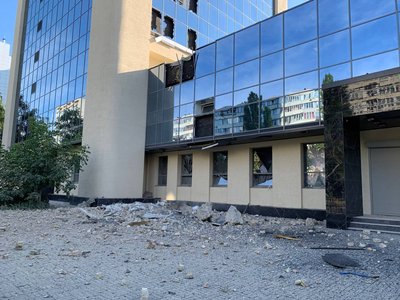 Внаслідок атаки "шахедами" на Київ пошкоджена адмінбудівля Внаслідок атаки "шахедами" на Київ пошкоджена адмінбудівля