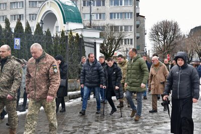 У Луцьку попрощалися із загиблим на війні 43-річним сержантом Анатолієм Петруком У Луцьку попрощалися із загиблим на війні 43-річним сержантом Анатолієм Петруком