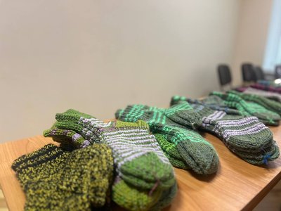 У вінницькому коледжі в'яжуть теплі шкарпетки для оборонців У вінницькому коледжі в'яжуть теплі шкарпетки для оборонців