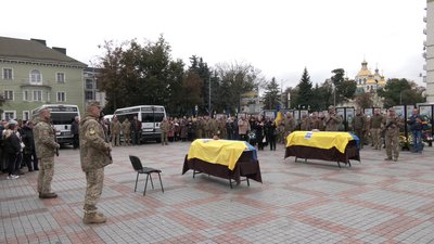 З військовими Віталієм Янковським та Дмитром Курашиком попрощалися у Рівному З військовими Віталієм Янковським та Дмитром Курашиком попрощалися у Рівному