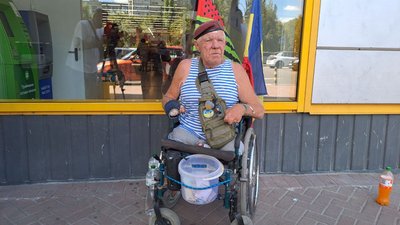 Збирає гроші для ЗСУ. У Кропивницький приїхав херсонський волонтер дядя Гриша Збирає гроші для ЗСУ. У Кропивницький приїхав херсонський волонтер дядя Гриша