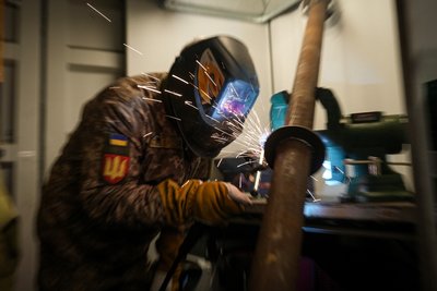 Ремонт техніки у полі: як працюють ремонтники 27-ї артбригади в пересувній майстерні Ремонт техніки у полі: як працюють ремонтники 27-ї артбригади в пересувній майстерні