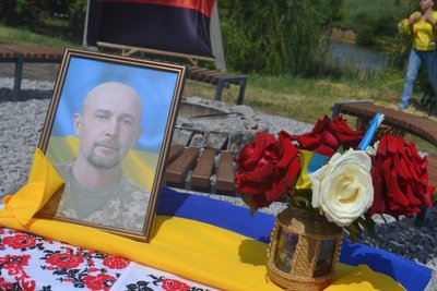 Посадили дерева, поставили лавки та бесідку. На Кіровоградщині облаштували парк у пам'ять про загиблого бійця Посадили дерева, поставили лавки та бесідку. На Кіровоградщині облаштували парк у пам'ять про загиблого бійця