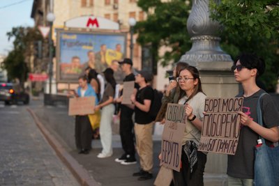 Харківці на акції проти звільнення міністра оборони Федорова Харківці на акції проти звільнення міністра оборони Федорова