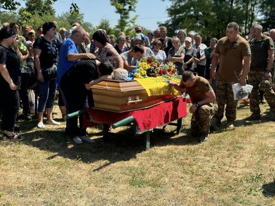 На щиті: на Черкащині попрощалися з нацгвардійцем, який загинув на Луганщині На щиті: на Черкащині попрощалися з нацгвардійцем, який загинув на Луганщині
