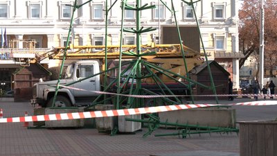 Як жителі Рівного реагують на встановлення ялинки у центрі міста Як жителі Рівного реагують на встановлення ялинки у центрі міста
