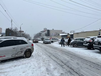 "По коліна снігу": як у Черкасах долають негоду "По коліна снігу": як у Черкасах долають негоду