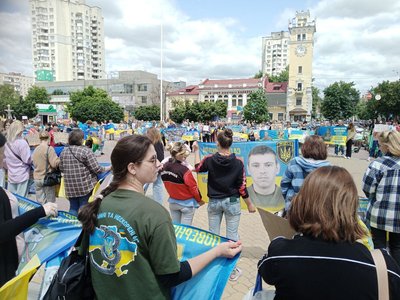 "За три роки, два місяці та два дні я його вперше обіймала": у Хмельницькому відбулась акція "Поверніть героїв з полону" "За три роки, два місяці та два дні я його вперше обіймала": у Хмельницькому відбулась акція "Поверніть героїв з полону"