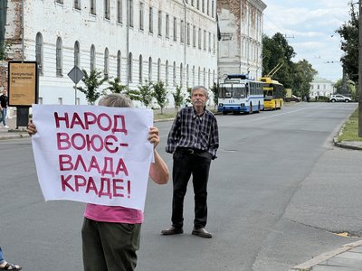 У центрі Полтави перекрили рух транспорту через протести У центрі Полтави перекрили рух транспорту через протести