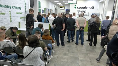 "Тут сидять з ночі": що відбувається з талонами в Луцькому сервісному центрі