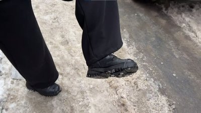 "Ідеш – дуже слизько". Дніпро бореться з ожеледецею "Ідеш – дуже слизько". Дніпро бореться з ожеледецею