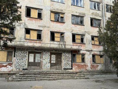 "Вікна повилітали та шибки. Ще й вирва з'явилась". Херсонці розповіли про обстріл Корабельного району "Вікна повилітали та шибки. Ще й вирва з'явилась". Херсонці розповіли про обстріл Корабельного району