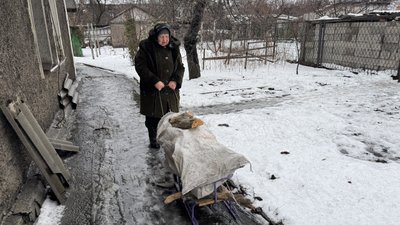 Наталія тягне дрова на санках у дворі Добропілля Донецька область 3 січня 2026 рік Наталія тягне дрова на санках у дворі Добропілля Донецька область 3 січня 2026 рік