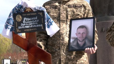 З солдатами Андрієм Мельником та Дмитром Рожковим попрощалися у Рівному З солдатами Андрієм Мельником та Дмитром Рожковим попрощалися у Рівному