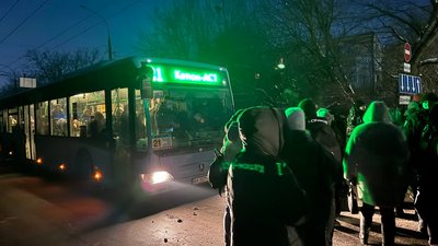 На акцію через тривале відключення електроенергії вийшли жителі Хмельницького На акцію через тривале відключення електроенергії вийшли жителі Хмельницького