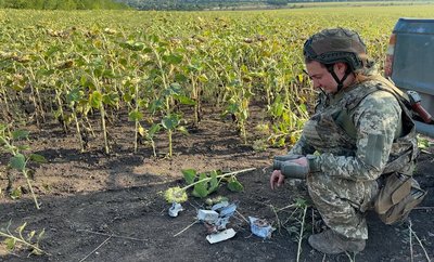 Військовослужбовець 125 окремої важкої механізованої бригади "Геко" біля уламків російського БпЛА "Гербера" Донецька область Військовослужбовець 125 окремої важкої механізованої бригади "Геко" біля уламків російського БпЛА "Гербера" Донецька область