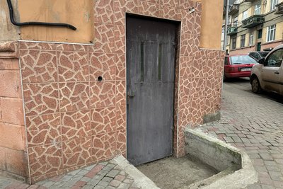 Самовільно облаштований вхід у підвальне приміщення в будинку на вулиці Переяславській, 34, у Чернівцях Самовільно облаштований вхід у підвальне приміщення в будинку на вулиці Переяславській, 34, у Чернівцях