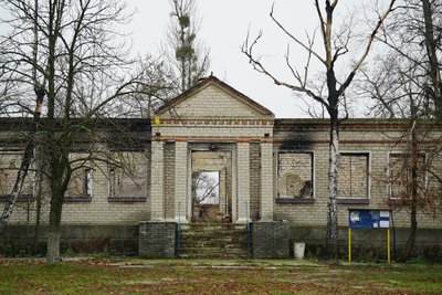 Зруйнована обстрілами будівля у Студенку під Ізюмом Зруйнована обстрілами будівля у Студенку під Ізюмом