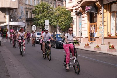 Велопарад дівчат, велосипеди, піжами, Франківськ