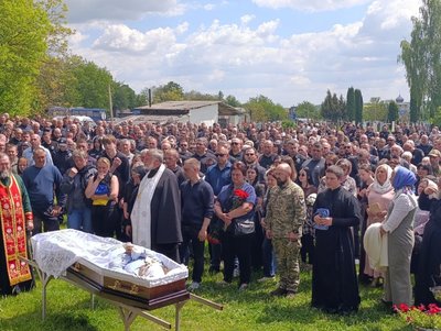 Понад 500 людей прийшли попрощатися із 33-річним поліцейським Сергієм Чорним, 17 травня 2026 року, Хмельниччина Понад 500 людей прийшли попрощатися із 33-річним поліцейським Сергієм Чорним, 17 травня 2026 року, Хмельниччина