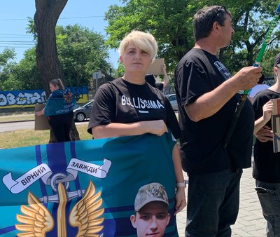 Мати військовополоненого Наталя з плакатом під час акції Мати військовополоненого Наталя з плакатом під час акції