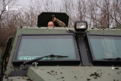 Морський піхотинець з 37 ОБрМП у бронеавтомобілі Roshel Senator Морський піхотинець з 37 ОБрМП у бронеавтомобілі Roshel Senator