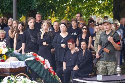 В Ужгороді попрощалися з полеглим військовослужбовцем Олександром Катринцем В Ужгороді попрощалися з полеглим військовослужбовцем Олександром Катринцем