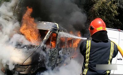 У Хмельницькому горів автомобіль "Mercedes-Benz" У Хмельницькому горів автомобіль "Mercedes-Benz"