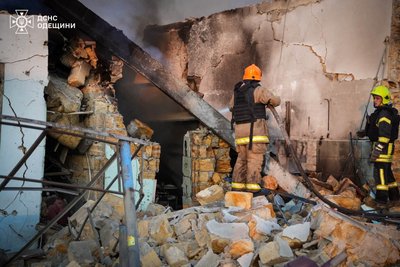 На Одещині через ракетну атаку виникла пожежа на СТО та загорілися автівки На Одещині через ракетну атаку виникла пожежа на СТО та загорілися автівки