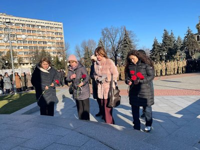 "Ми молимося за кожного захисника": у Черкасах вшанували пам'ять полеглих "кіборгів" "Ми молимося за кожного захисника": у Черкасах вшанували пам'ять полеглих "кіборгів"