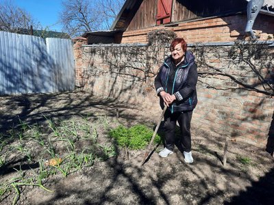 Переселенка із Херсонської області Людмила Орлова садить городину Переселенка із Херсонської області Людмила Орлова садить городину
