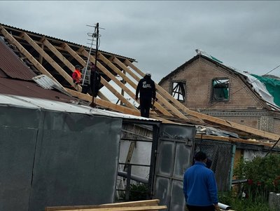 Жителям Красилова відновлюють пошкоджені дахи Жителям Красилова відновлюють пошкоджені дахи