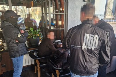 Працівники ДБР заявили про затримання депутата Житомирської облради, якого підозрюють у шахрайстві Працівники ДБР заявили про затримання депутата Житомирської облради, якого підозрюють у шахрайстві