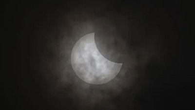 У світі спостерігають за частковим сонячним затемненням