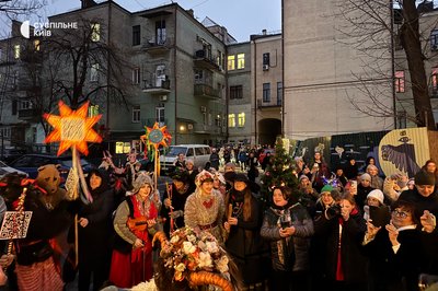 У центрі Києва водили Маланку і збирали гроші для ЗСУ: як це було У центрі Києва водили Маланку і збирали гроші для ЗСУ: як це було