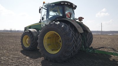 Сіють ярий ячмінь, закривають вологу та підживлюють озимі: на Вінниччині триває посівна