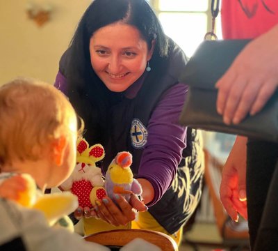 У Бердичеві на Житомирщині зустріли черговий потяг з евакуйованими жителями Донеччини У Бердичеві на Житомирщині зустріли черговий потяг з евакуйованими жителями Донеччини